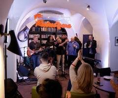  (photo)