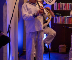  (photo)