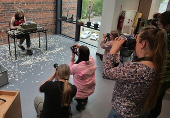 Uczta fotograficzna i urzędnik