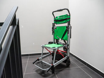 Biblioteka dostępna i bezpieczna – nowe krzesła ewakuacyjne już są!