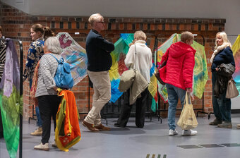 „Malujemy na jedwabiu” i „Żyj kolorowo” w Leszczyńskiej Galerii Książki