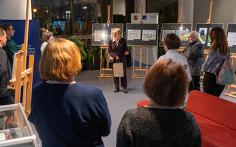 Rzeczywistość w krzywym zwierciadle – Á propos Henryka Derwicha